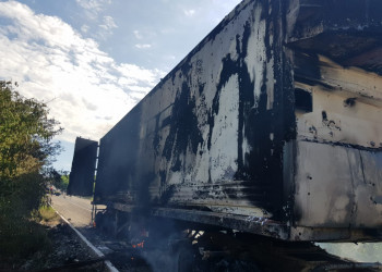 Caminhão pega fogo e fica destruído em Santo Antônio de Lisboa